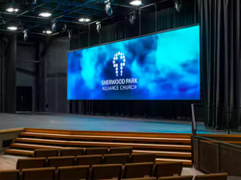 O brilho alto da parede video conduziu a exposição para a conferência do cinema da igreja